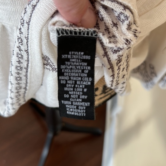 Sanctuary like new new tags white lightweight sweater with embroider details XL - Picture 7 of 7